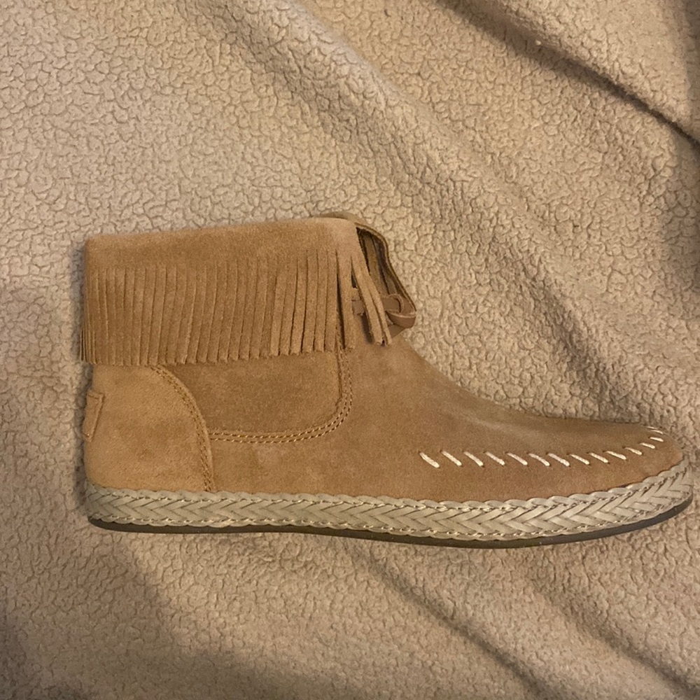 Ugg Kennadi size 6.5 never worn